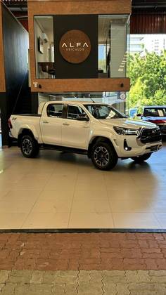 TOYOTA HILUX 2.8 D-4D TURBO DIESEL CD SRX PLUS 4X4 AUTOMÁTICO TOYOTA HILUX 2.8 D-4D TURBO DIESEL CD SRX PLUS 4X4 AUTOMÁTICO